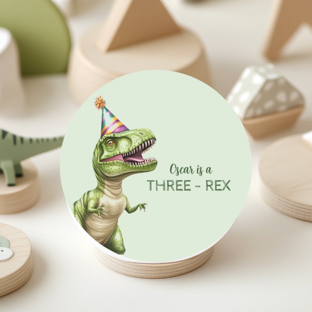 Adesivo Redondo Aniversário do Dinossauro Três Rex | Green Dino (Criador carregado)