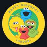 Adesivo Redondo Aniversário do Sésame Street Pals<br><div class="desc">Este benvinista adesivo redondo temático da Sesame Street apresenta Elmo, Big Bird e o Monstro das Bolachas rodeados de sotaques coloridos, fazer-o perfeito para festas de aniversário e celebrações. Ideal para selar envelopes, decorar favoritos para festas, ou adicionar um toque lúdico aos sacos de presentes, este design vibrante traz diversão...</div>