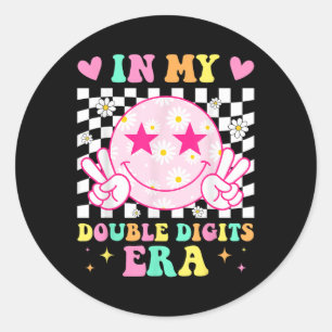 Adesivo Redondo Aniversário Na Minha Era De Dígitos Duplos... Cara
