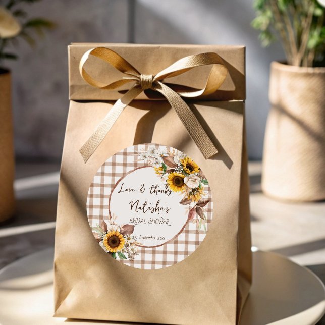 Adesivo Redondo Apaixonar-se por causa do chá de panela de girasso (Fall in love sunflower country bridal shower personalized thank you favor stickers)