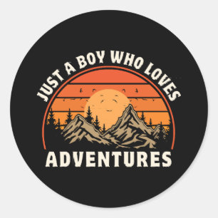 Adesivo Redondo apenas um menino que ama aventuras
