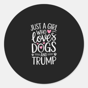 Adesivo Redondo Apenas Uma Garota Que Ama Cachorros E Trump