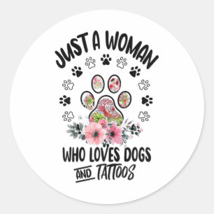 Adesivo Redondo Apenas Uma Mulher Que Adora Cachorros E Tatuagens,