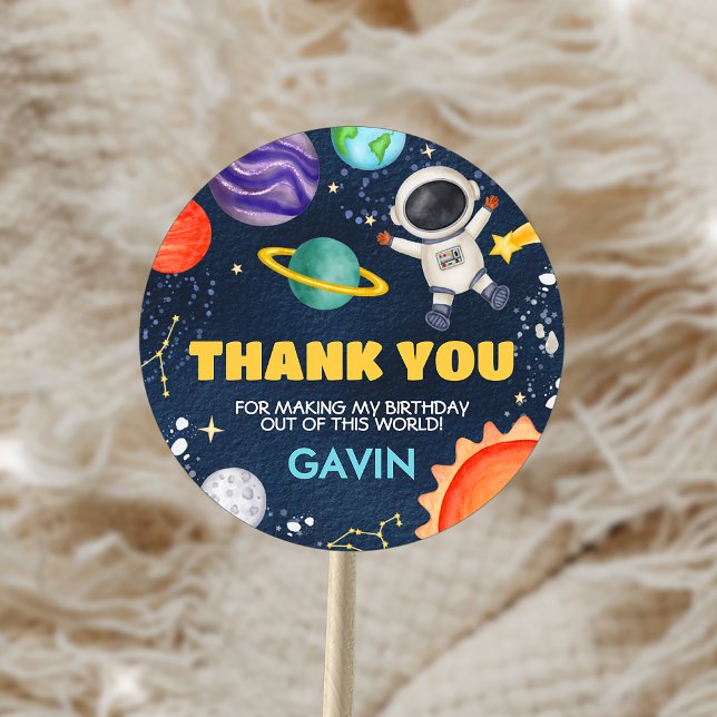 Adesivo Redondo Aproximação do espaço externo à volta da Festa de  (Outer Space Trip Around the Sun Birthday Party Sticker)