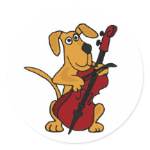 AQ- Brown Puppy Dog Tocando Cello