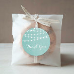 Adesivo Redondo Aqua String Lights Obrigado Sticker<br><div class="desc">O favorito do casamento moderno de verão, chic, é o obrigado, você rotula design com simples luzes de cordas brilhantes, penduradas no topo, e uma mistura clássica de fontes modernas e caligráficas em um fundo de textura falsa. Um design de pré-disquete simples e na moda, perfeito para o verão! Clique...</div>