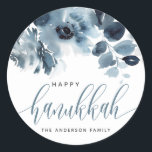 Adesivo Redondo Aquarela Azul Flores Felizes Caligrafia Hanukkah<br><div class="desc">Feliz Hanukkah! Adicione um belo sotaque floral aos seus presentes,  cartões e envelopes com estes autocolantes florais. Ele apresenta um padrão de aquarela de flores azuis. Os textos são perfeitamente editáveis para todos os efeitos. Itens correspondentes estão disponíveis.</div>