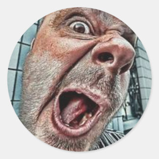 Adesivo Redondo "Aqui está Olhando para você" Cara de Idiota