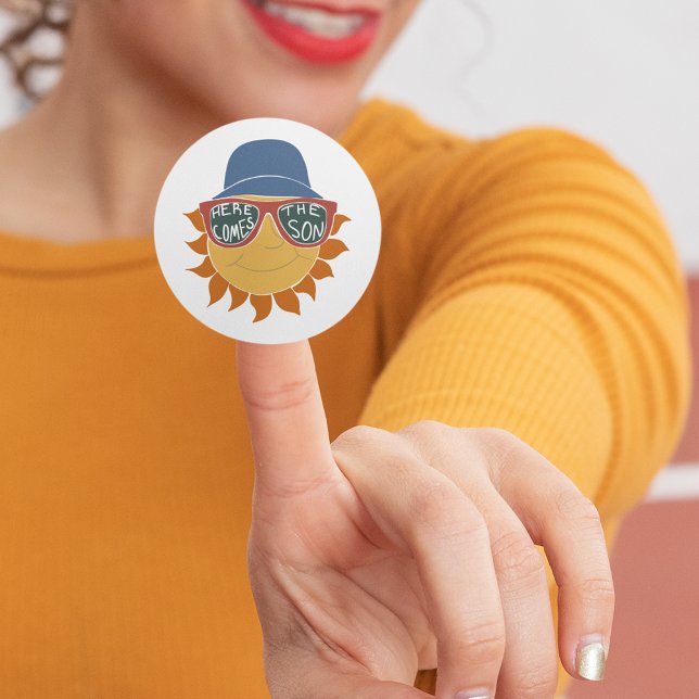 Adesivo Redondo Aqui Vem o Sol Chuveirinho de Bebê Menino (Criador carregado)