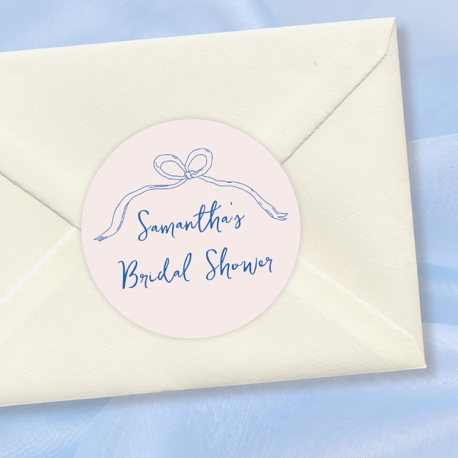 Adesivo Redondo Arco Mão Desenhada Algo Chá de panela Azul (Bow Hand Drawn Something Blue Bridal Shower Classic Round Sticker)