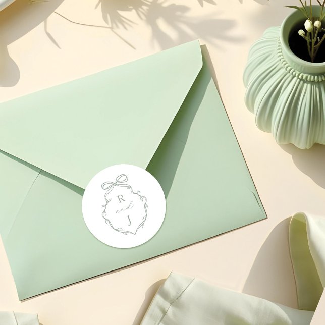 Adesivo Redondo Arco Verde Chic Desenho Mão Desenho e Segmento do  (Chic Green Hand Drawn Bow & Ribbon Monogram Crest Classic Round Sticker)