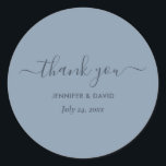 Adesivo Redondo Arranjo Azul Dusty Moderno Obrigado Clássico<br><div class="desc">Obrigado de casamento azul empoeirado personalizado moderno que você usa com o roteiro moderno. Personalizar facilmente online. Itens correspondentes disponíveis para complementar esses adesivos azuis minimalistas.</div>