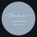 Adesivo Redondo Arranjo Moderno Dusty Blue Casamento Obrigado<br><div class="desc">Obrigado de casamento azul empoeirado personalizado moderno que você usa com o roteiro moderno. Personalizar facilmente online. Itens correspondentes disponíveis para complementar esses adesivos azuis minimalistas.</div>