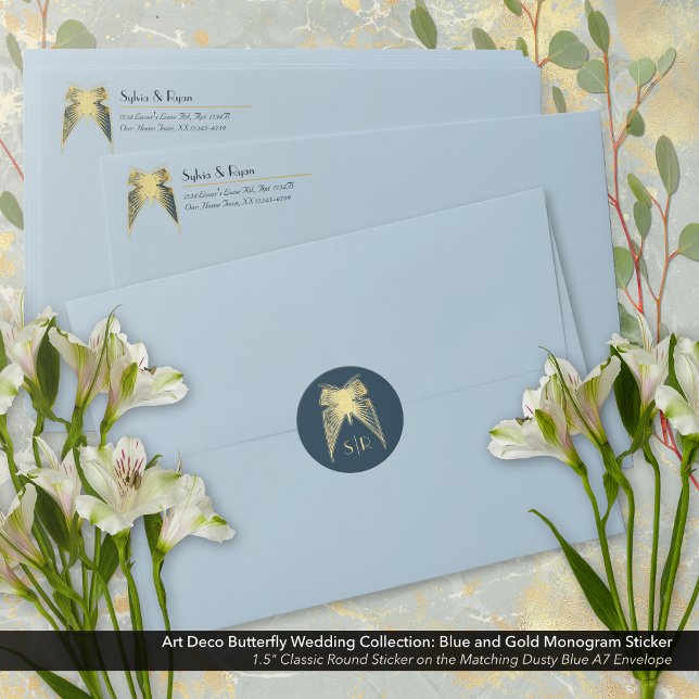 Adesivo Redondo Art Deco Borboleta Monograma Azul (Art Deco Butterfly Blue and Gold Monogram Round Sticker on the Dusty Blue Envelope.)