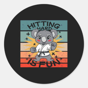 Adesivo Redondo Artes Marciais de Karatê Koala Cartoon Energético