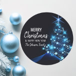 Adesivo Redondo Árvore DE NATAL DE AZUL branco personalizado<br><div class="desc">Adicione estes cartões brancos de Natal e feliz ano novo,  modernos e personalizados,  aos seus cartões de saudação,  envelopes. Árvore de Natal em luzes cintilantes brancas azuis. Texto editável - cor,  fonte e tamanho.</div>