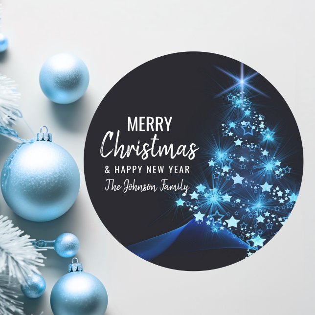 Adesivo Redondo Árvore DE NATAL DE AZUL branco personalizado (Personalized BLUE White MERRY CHRISTMAS Tree Classic Round Sticker)