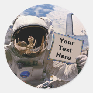 Adesivo Redondo Astronauta da NASA segurando placa - Adicionar tex