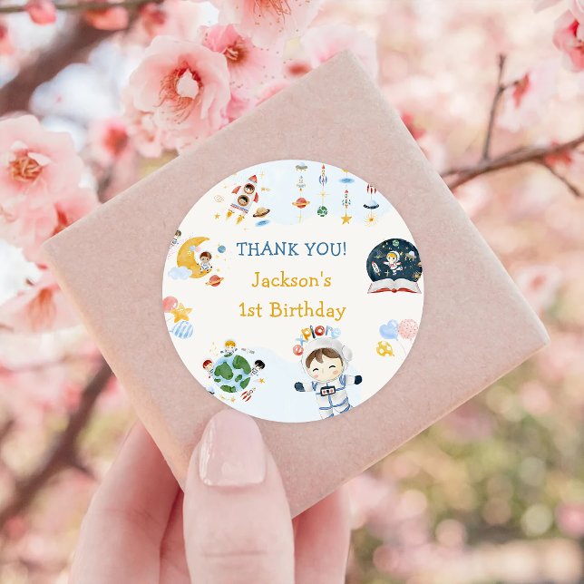 Adesivo Redondo Astronauta do Astronauta Exterior Aniversário Obri (Criador carregado)