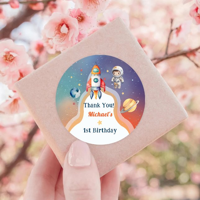 Adesivo Redondo Astronauta do Astronauta Exterior Aniversário Obri (Criador carregado)