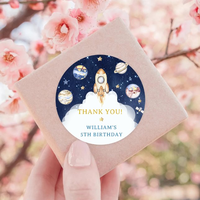 Adesivo Redondo Astronauta do Astronauta Exterior Aniversário Obri (Criador carregado)