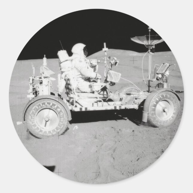 Adesivo Redondo Astronauta que conduz o Lander lunar na lua (Frente)
