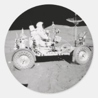 Astronauta que conduz o Lander lunar na lua