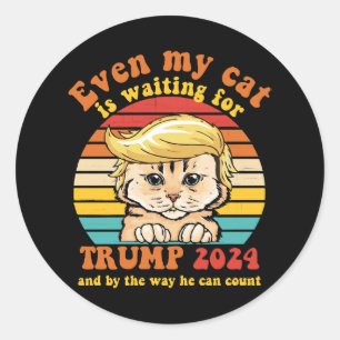Adesivo Redondo Até Meu Gato Está Esperando pela Roupa Trump 2024