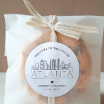 Adesivo Redondo Atlanta Skyline | Favor de Boas-vindas<br><div class="desc">Melhore seus pacotes de boas-vindas do casamento ou favoritos para festas de eventos com um conjunto personalizado de adesivos de boas-vindas! Estes elegantes e mínimos autocolantes são adaptados para um casamento que acontece na bela cidade de Atlanta. Eles apresentam um horizonte moderno de deco com o nome da cidade integrada...</div>