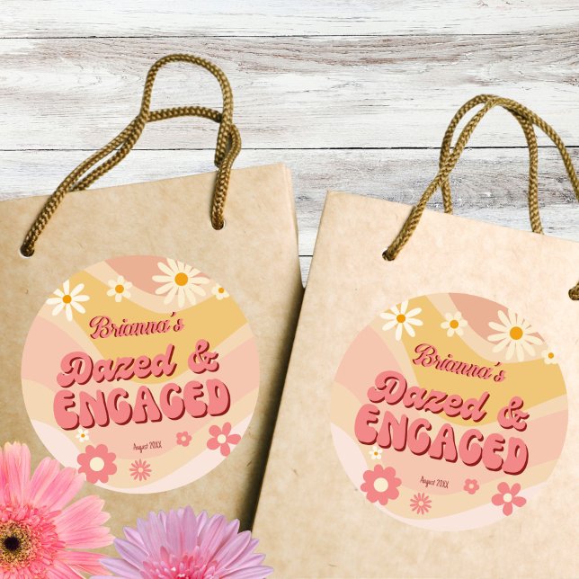 Adesivo Redondo Atordoada e comprometida groovy retro margarida de (Dazed and engaged groovy retro daisy bachelorette party sticker template favor stickers)