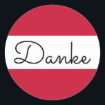 Adesivo Redondo Austrian Flag Colors Danke<br><div class="desc">Danke... um obrigado de língua alemã que você envia contra as cores da bandeira austríaca. Você pode mudar o estilo de caligrafia monolina moderna para criar sua própria mensagem de texto personalizada. Tente um estilo de fonte, tamanho e cor diferentes e personalize o design de texto para fazer seus próprios...</div>