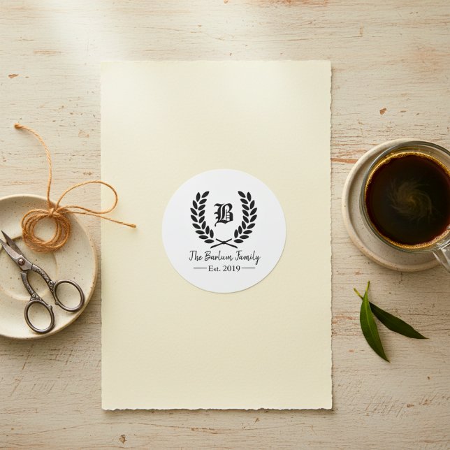 Adesivo Redondo Autocolantes Clássicos Monogramas com Nome de Famí (Custom Family Name Monogram Classic Round Stickers)