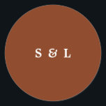 Adesivo Redondo Autocolantes de casamentos de monograma simples e<br><div class="desc">Estas elegantes selagens de envelope de casamento de terracotta apresentam serif,  ampersand e tipografia de scripts mínimos. Personalize esses selos de envelope de casamento com nomes,  detalhes do dia de casamento e muito mais.</div>