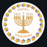 Adesivo Redondo autocolantes do hanukkah menorah<br><div class="desc">Uma menorah dourada cercada por um círculo dourado e estrelas azuis com as palavras "Feliz Chanucá". O fundo é branco,  mas pode ser alterado para qualquer uma das muitas opções de cor do zazzle.</div>