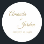 Adesivo Redondo Autocolantes Dourados<br><div class="desc">Esse simples adesivo de caligrafia dourada traz um luxo elegante,  mas moderno,  a um casamento ou cerimônias minimalistas e mais tradicionais ou formais,  e a favores. A caligrafia casual permite um sentimento antigo,  enquanto o design neutro de classe pode ser combinado com quaisquer aspectos únicos de sua celebração.</div>