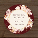Adesivo Redondo Autumn Floral Burgundy Casamento De Creme Obrigado<br><div class="desc">Este obrigado de casamento floral de burgundy creme, seu clássico design de adesivo redondo, é um conjunto de sonhos que incorpora a essência do charme vintage e da elegância moderna. Com flores e folhas do outono em cores do outono, acentuadas com bordas geométricas douradas, nosso design oferece uma estética simples,...</div>