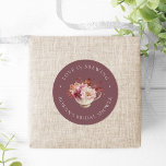 Adesivo Redondo Autumn Floral Teacup Fall Chá de panela Tea Favor<br><div class="desc">Apaixonem-se por este design romântico para chás de chá de panela de outono. Elegante design apresenta um fundo de burlôncio quente,  formado por um buquê de flores de aquarela aninhadas em uma equipe. "Love Is Brewing" aparece curvo em círculo,  com texto personalizado adicional.</div>
