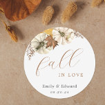 Adesivo Redondo Autumn White Pumpkins Cai no Casamento do Amor<br><div class="desc">Casamento temático do outono e adesivos de chá de panela personalizados com caligrafia de "apaixonar-se" com design de abóboras brancas rusticulares.</div>