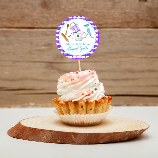 Adesivo Redondo Avental Feito Com Amor E Utensílios De Cozinha Gul (Use this sticker to display your cupcakes or desserts!)