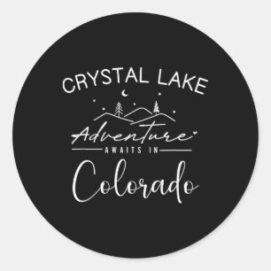 Adesivo Redondo Aventura de Acampamento na Montanha Crystal Lake C