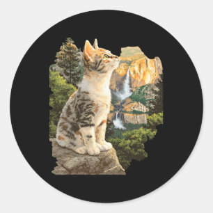 Adesivo Redondo Aventura de Exploração ao Ar Livre Gato Fofo Subin