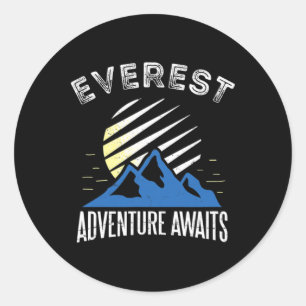 Adesivo Redondo Aventura no Monte Everest Aguarda Camiseta de Esca