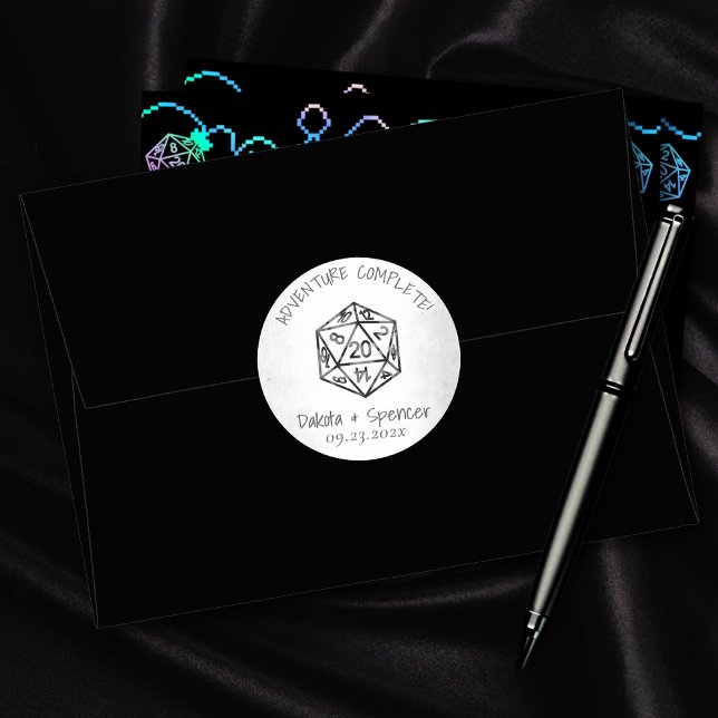 Adesivo Redondo Aventura RPG Concluída | Tabletop Dice Clássico (Criador carregado)