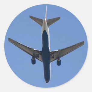 Adesivo Redondo Avião solteiro sobre o fundo do céu azul