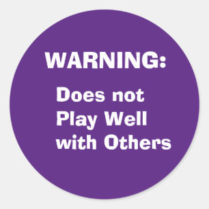 Adesivo Redondo Aviso: Não brinca bem com outros Mug