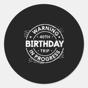 Adesivo Redondo Aviso Viagem de Aniversário de 40 anos em Andament