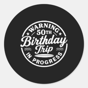 Adesivo Redondo Aviso Viagem de Aniversário de 50 anos em Andament