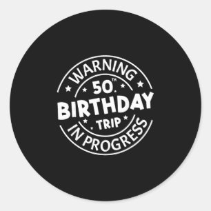 Adesivo Redondo Aviso Viagem de Aniversário de 50 anos em Andament