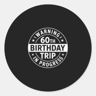 Adesivo Redondo Aviso Viagem de Aniversário de 60 anos em Andament