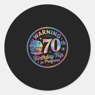 Adesivo Redondo Aviso Viagem de Aniversário de 70 anos em Andament